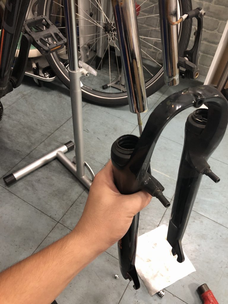 SRサンツアーのサスペンションホークのダストブーツ交換 岐阜県各務原市の初心者向けサイクリング専門店 ウイール SRサンツアーのサスペンションホークのダストブーツ交換 岐阜県各務原市の初心者向けサイクリング専門店 ウイール